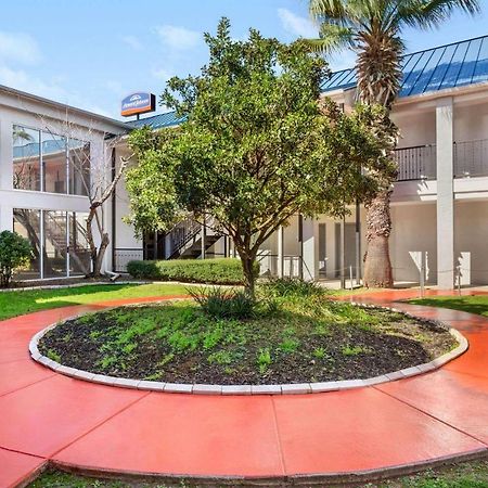 Howard Johnson By Wyndham San Antonio Hotel & Suites Εξωτερικό φωτογραφία