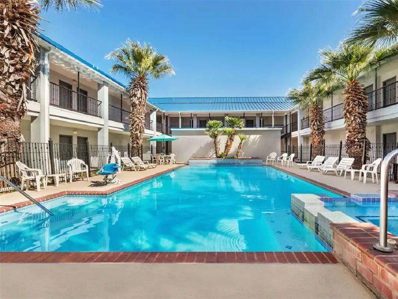 Howard Johnson By Wyndham San Antonio Hotel & Suites Εξωτερικό φωτογραφία