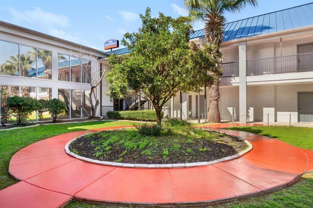 Howard Johnson By Wyndham San Antonio Hotel & Suites Εξωτερικό φωτογραφία