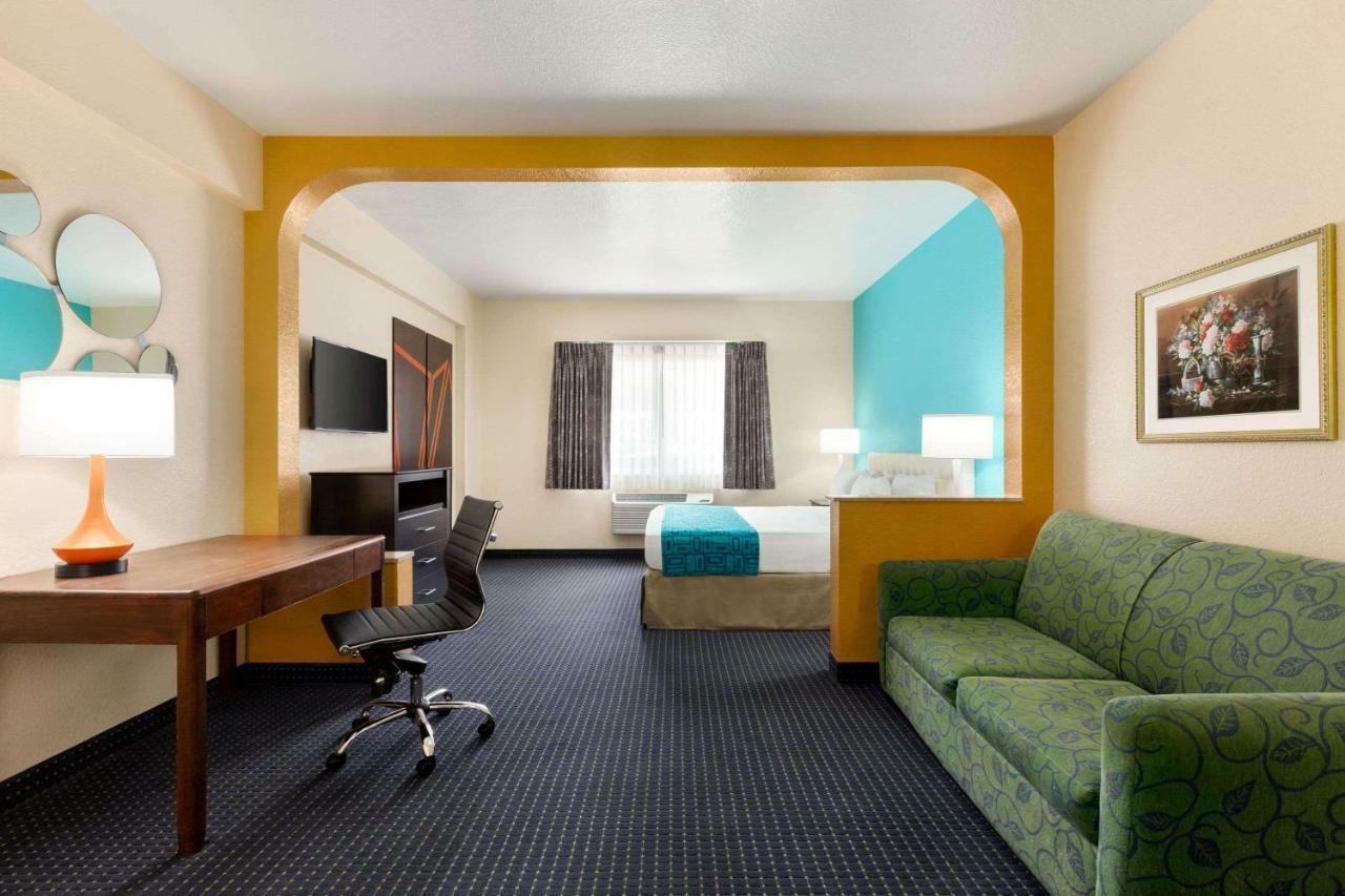 Howard Johnson By Wyndham San Antonio Hotel & Suites Εξωτερικό φωτογραφία
