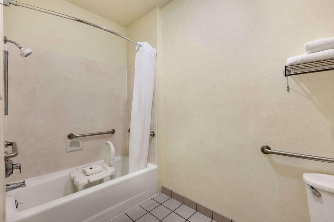 Howard Johnson By Wyndham San Antonio Hotel & Suites Εξωτερικό φωτογραφία
