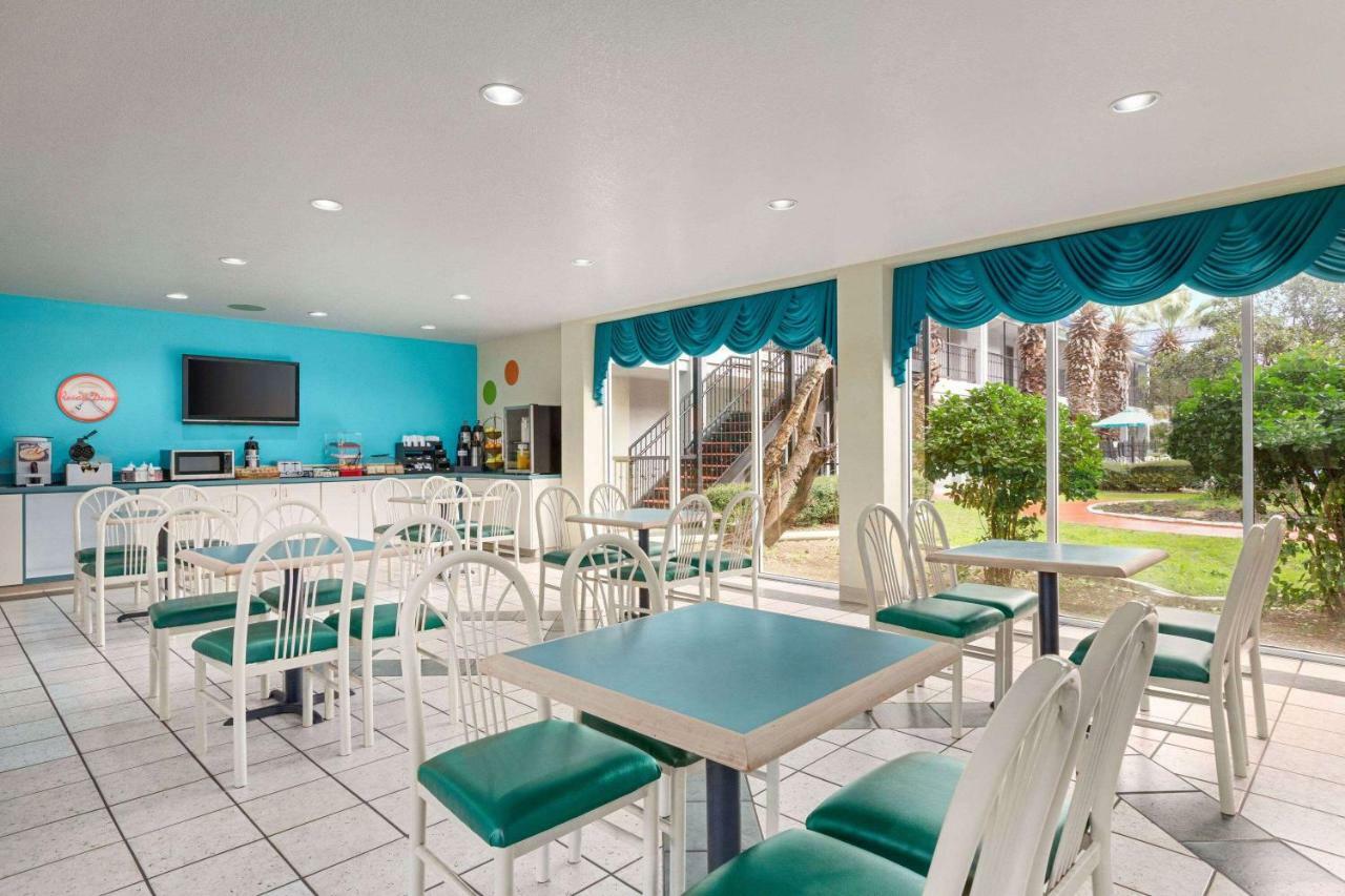 Howard Johnson By Wyndham San Antonio Hotel & Suites Εξωτερικό φωτογραφία