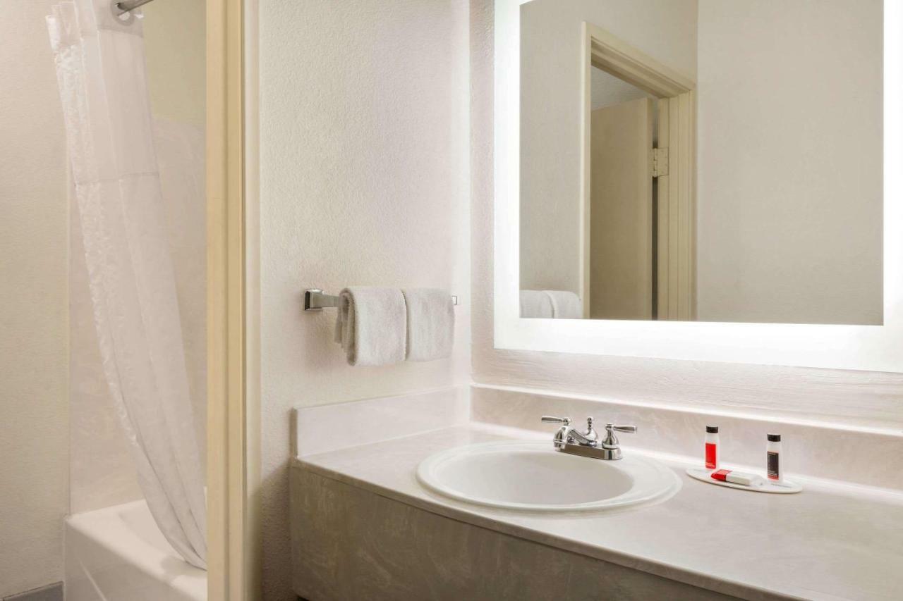 Howard Johnson By Wyndham San Antonio Hotel & Suites Εξωτερικό φωτογραφία