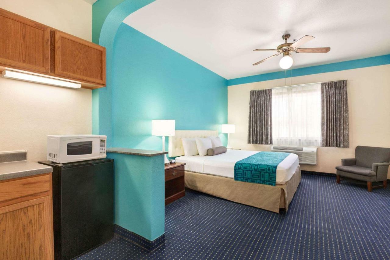 Howard Johnson By Wyndham San Antonio Hotel & Suites Εξωτερικό φωτογραφία