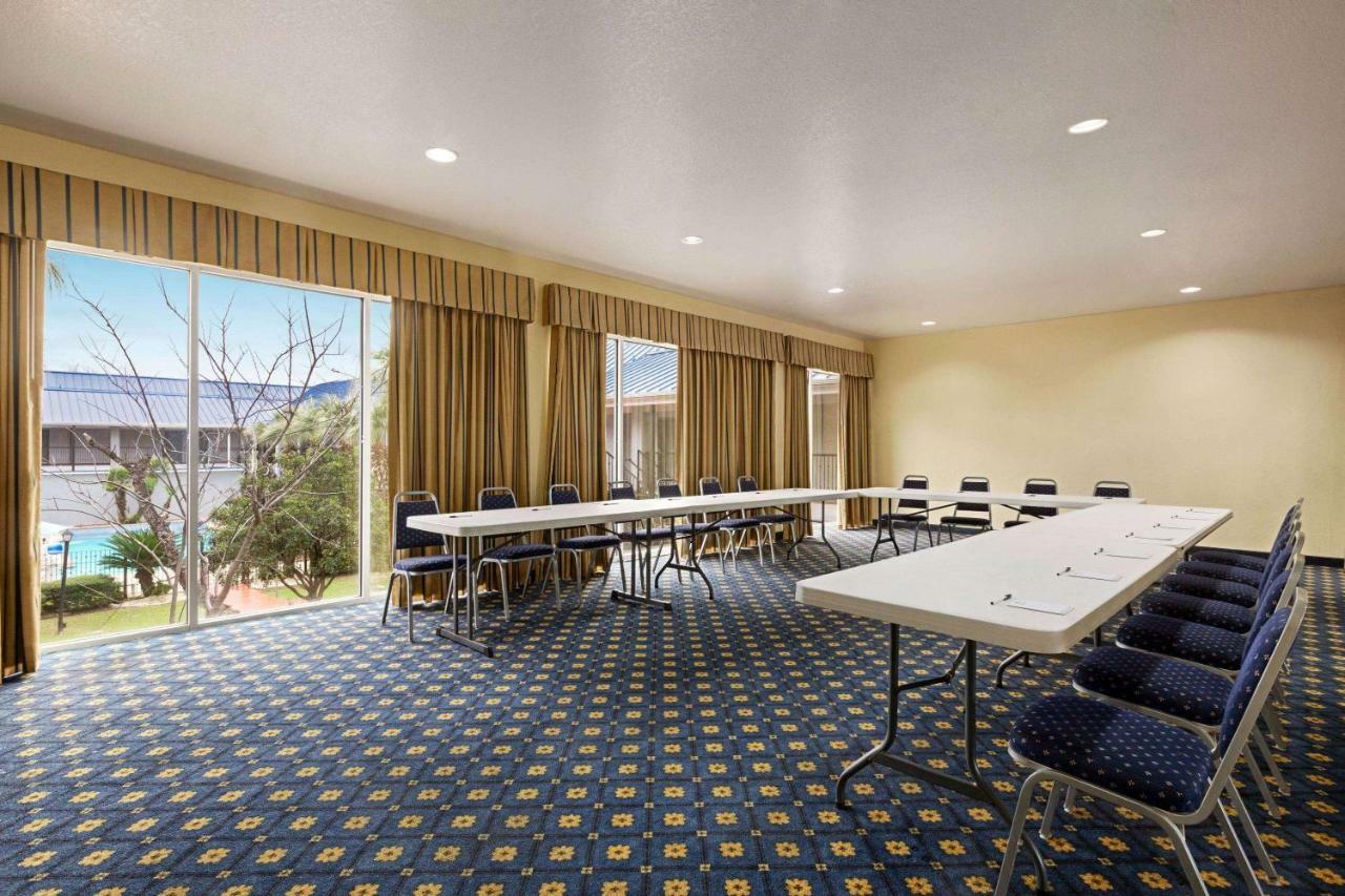 Howard Johnson By Wyndham San Antonio Hotel & Suites Εξωτερικό φωτογραφία